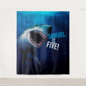 サメの襲撃 | 男の子の誕生日 海の写真 背景 タペストリー (正面)