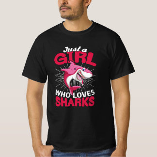 サメの贈り物が大好きな女おもしろいの子 Tシャツ