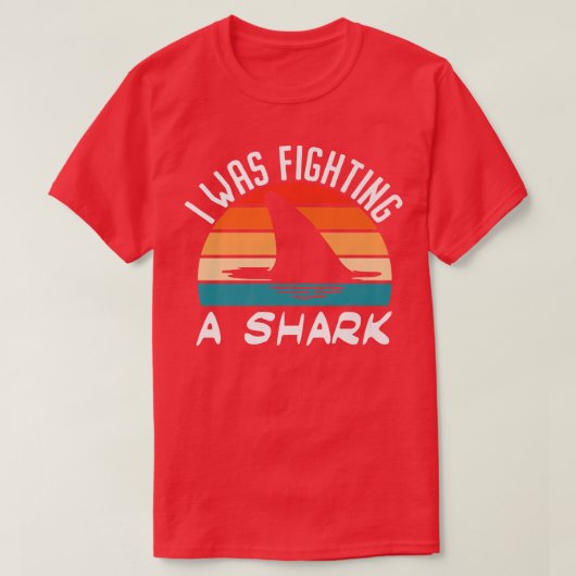サメの骨折ボーンズと戦っていた427 Tシャツ (デザイン正面)