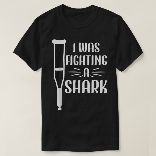 サメの骨折ボーンズと戦っていた434 Tシャツ (デザイン正面)