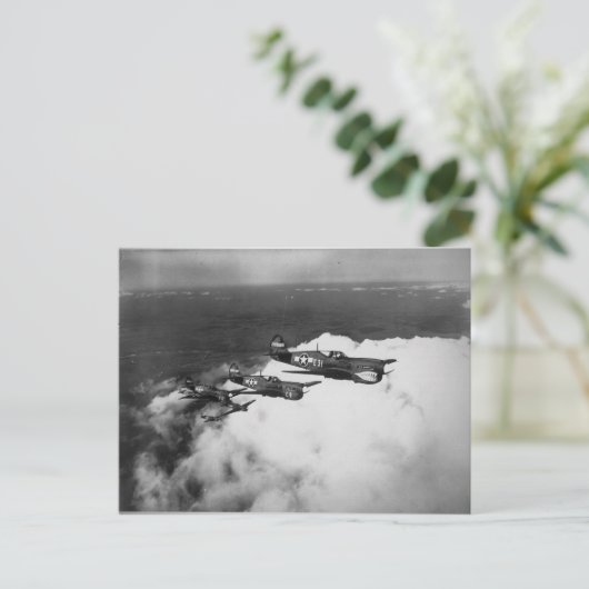 サメの鼻のようなP-40戦闘機に乗る黒人パイロット ポストカード (スタンド正面)