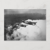 サメの鼻のようなP-40戦闘機に乗る黒人パイロット ポストカード (正面)