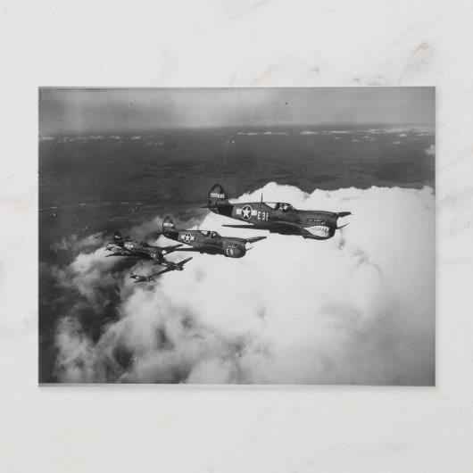 サメの鼻のようなP-40戦闘機に乗る黒人パイロット ポストカード (正面)