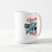 サメのQUE PEDO(なにやってんだよ) コーヒーマグカップ (正面右)