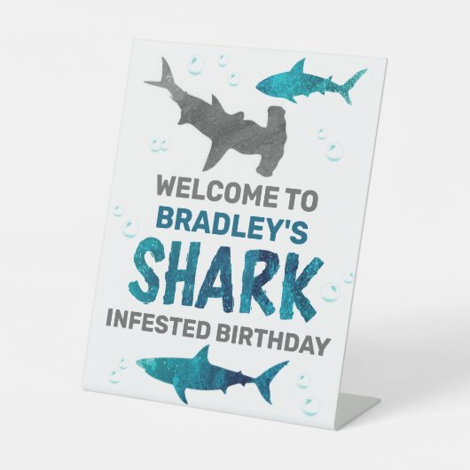 サメは年齢に関係なく誕生日パーティーへようこそ 台座サイン (正面)
