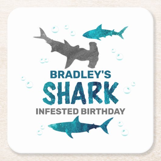 サメは年齢に関係なく誕生日パーティーを開催 スクエアペーパーコースター (正面)