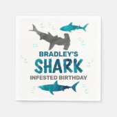 サメは年齢に関係なく誕生日パーティーを開催 スタンダードカクテルナプキン (正面)