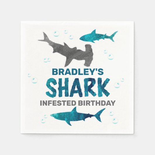 サメは年齢に関係なく誕生日パーティーを開催 スタンダードカクテルナプキン (正面)