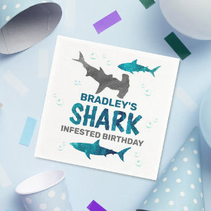 サメは年齢に関係なく誕生日パーティーを開催 スタンダードカクテルナプキン