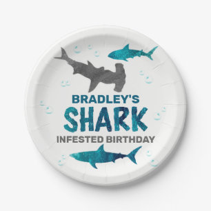 サメは年齢に関係なく誕生日パーティーを開催 ペーパープレート