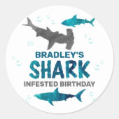 サメは年齢に関係なく誕生日パーティーを開催 ラウンドシール (正面)