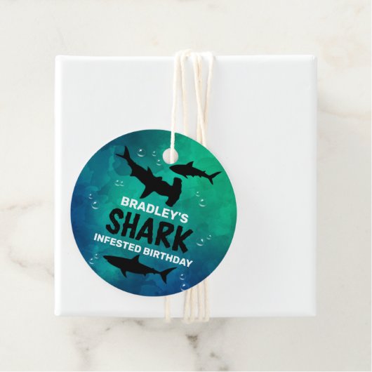 サメは年齢の誕生日パーティーのメッセージカードを出没 フェイバータグ (インサイチュ)