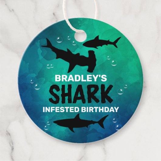 サメは年齢の誕生日パーティーのメッセージカードを出没 フェイバータグ (正面)