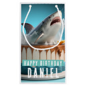 サメをテーマにしたお誕生日ケーキ スモールペーパーバッグ (裏面)