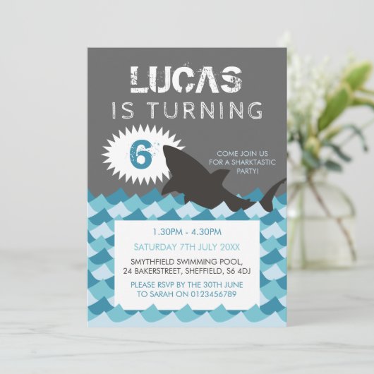 サメをテーマにした誕生日パーティーの招待状 招待状 (スタンド正面)
