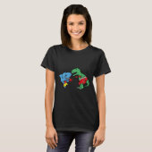 サメをパンチするティラノサウルス恐竜 楽しいボクシング Tシャツ (正面フル)