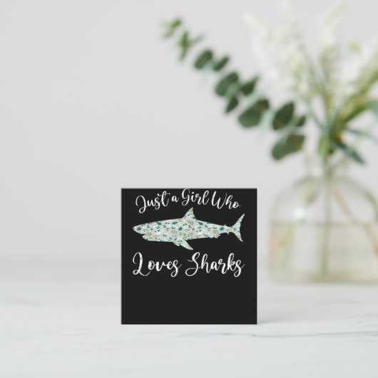 サメを愛する女の子 – ギフト海サメ スクエア名刺 (スタンド正面)