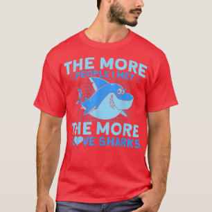 サメを愛すればするほど Tシャツ