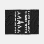 サメカッコいい歯コレクターギフトおもしろいサメ歯 フリースブランケット (正面(横))