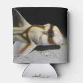 サメデザインで缶クーラー 缶クーラー (裏面)