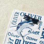 サメパーソナライズされたの襟を持つ少年の名前 ビーチタオル (インサイチュ)