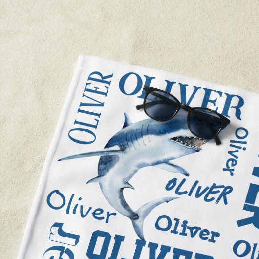 サメパーソナライズされたの襟を持つ少年の名前 ビーチタオル (インサイチュ)