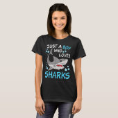 サメ好きな少年 楽しい海の動物 サメ Tシャツ (正面フル)