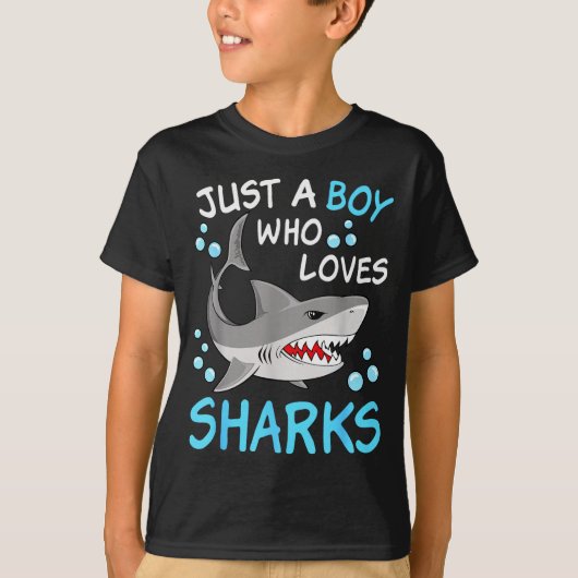 サメ好きな少年 楽しい海洋動物 サメ Tシャツ (正面)