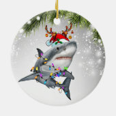 サメ好きのサンタ・トナカイ・サメのプレゼント セラミックオーナメント (裏面)