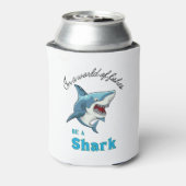サメ引用文,おもしろい漫画スタイル 缶クーラー (缶裏面)