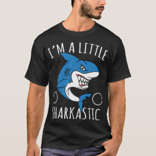 サメ愛好家の皮肉なプンイムライトルシャーカスト Tシャツ
