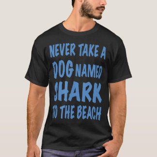 サメ犬ビーチ Tシャツ
