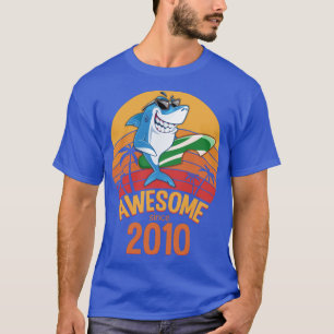 サメ誕生日オウム年AAA以来素晴らしのサーフィン Tシャツ