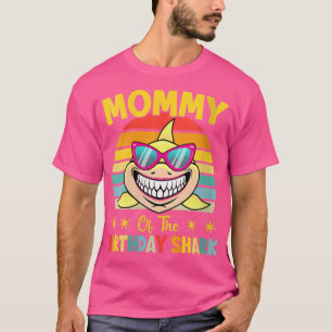 サメ誕生日ファミリーマッチングの女性ママ Tシャツ