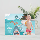 サメ誕生日プールパーティー少年シャーク噛み餌泳ぐ 招待状 (スタンド正面)