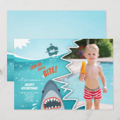 サメ誕生日プールパーティー少年シャーク噛み餌泳ぐ 招待状 (正面/裏面)