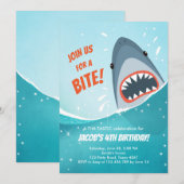 サメ誕生日プールパーティー少年シャーク噛み餌泳ぐ 招待状 (正面/裏面)