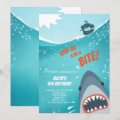 サメ誕生日プールパーティー少年シャーク噛み餌泳ぐ 招待状 (正面/裏面)