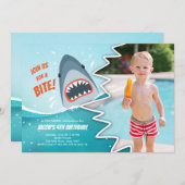 サメ誕生日プールパーティー少年シャーク噛み餌泳ぐ 招待状 (正面/裏面)