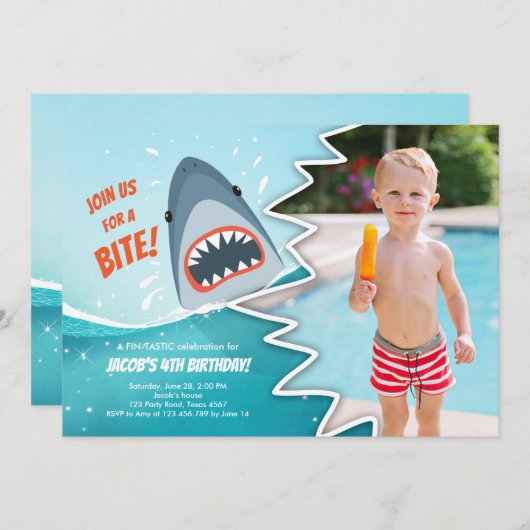 サメ誕生日プールパーティー少年シャーク噛み餌泳ぐ 招待状 (正面/裏面)