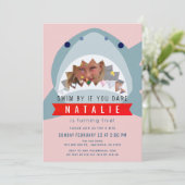 サメ ピンク プール ガール フォト 誕生日 招待状 (スタンド正面)