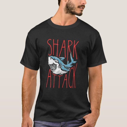 サメ 魚 攻撃 捕食者 水中 アクアティクス アンダーウォーター Tシャツ (正面)