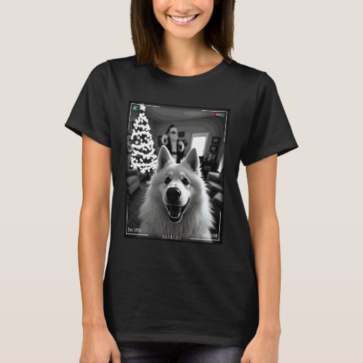 サモエドがサンタをカメラに捉えた クリスマス Tシャツ (正面)