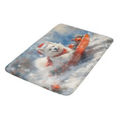 サモエドが乗ったソリに雪を降らせて クリスマス バスマット (アングル)