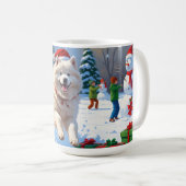 サモエドのクリスマス帽子と雪遊び コーヒーマグカップ (正面右)