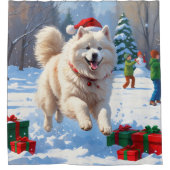 サモエドのクリスマス帽子姿の雪中疾走 シャワーカーテン (正面)