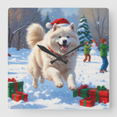 サモエドのクリスマス帽子姿の雪中疾走 スクエア壁時計 (正面)
