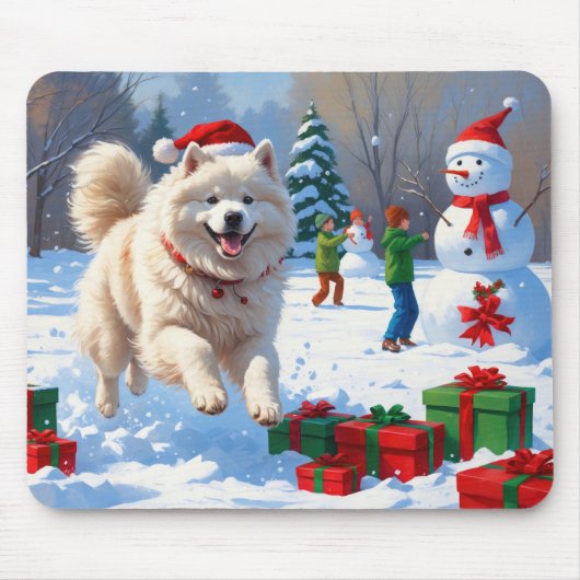 サモエドのクリスマス帽子姿の雪中疾走 マウスパッド (正面)
