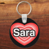 サラが大好き。サラを愛してる。ハート キーホルダー (正面)