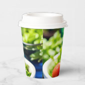 サラダに蛙が入っている 紙コップ (右)